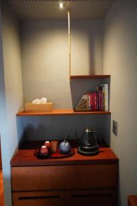 Příslušenství pro přípravu čaje a kávy v ubytování 岸之坊 Kishinobo Temple inn