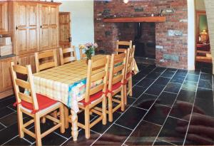 エニスにあるPrivate house in scenic location sleeping 8 peopleのキッチン(テーブル、椅子、暖炉付) +2枚の写真
