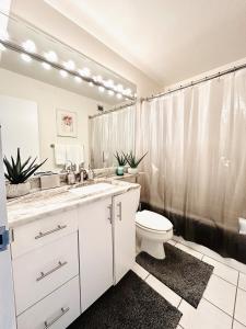 Et badeværelse på Beautiful bright cozy condo!