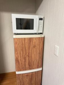 een magnetron bovenop een houten kast bij star in Osaka