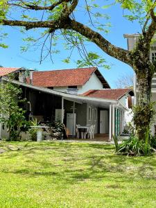eine Außenansicht eines Hauses mit Garten in der Unterkunft Casa inteira em Pontal do Sul in Pontal do Paraná