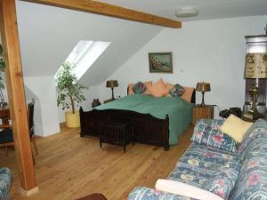 een woonkamer met een bed en een bank bij Pension Espenhof in Strüth