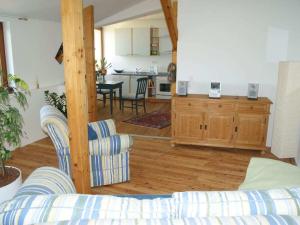 een woonkamer met een bank en een keuken bij Pension Espenhof in Strüth