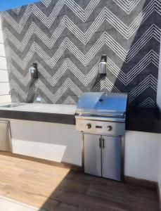 ein Badezimmer mit einer Badewanne mit blauem Deckel in der Unterkunft Departamento premium en el corazón de la ciudad in Mexicali