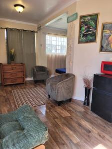 Posezení v ubytování Cocoplum Rest N Hideaway #1