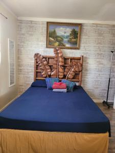 Postel nebo postele na pokoji v ubytování Cocoplum Rest N Hideaway #1