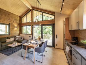 Køkken eller tekøkken på ebenerdiges Chalet im Vital Camp Bayerbach + 17 billeder