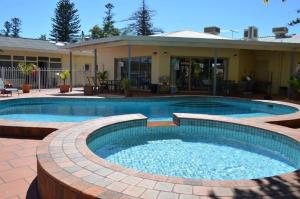 阿德莱德格雷尔汽车旅馆的房子院子里的游泳池