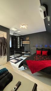 Кровать или кровати в номере Ô Saphir Spa - Maison N1