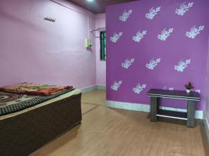 En eller flere senge i et værelse på Vishranti Homestay, Ladghar