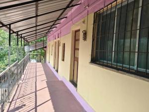 En balkon eller terrasse på Vishranti Homestay, Ladghar