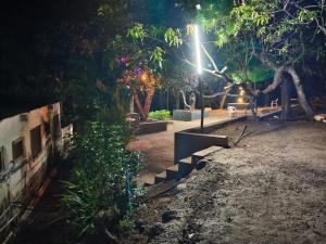 En have udenfor Vishranti Homestay, Ladghar + 2 billeder