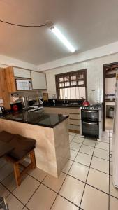 eine große Küche mit Theke und Herd in der Unterkunft Casa de Praia - 4 quartos Centro in Bombinhas