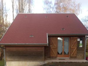a small house with a red roof at Chalets indépendants avec jardin et jeux d'enfants - FR-1-489-402 in Mesples