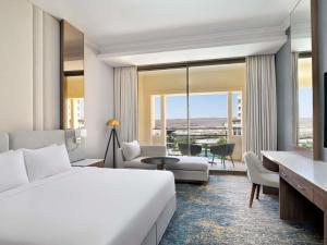 Una cama o camas en una habitación de Mövenpick Hotel Waad Al Shamal 43 fotos más