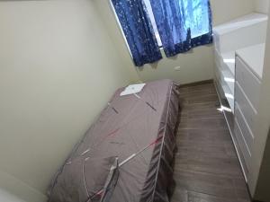 ein kleines Zimmer mit einem Bett in der Ecke in der Unterkunft DEPPIu in Piura