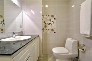 Et badeværelse på Services apartment at BKK1 + 5 billeder