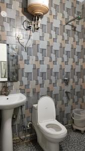 Koupelna v ubytování Hote The Clink Inn Near IGI Airport New Delhi