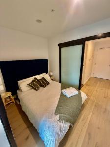 Postel nebo postele na pokoji v ubytování Central CBD - parking - sleeps 4 + 11 fotografií