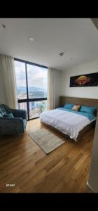 Un dormitorio con una cama grande y una ventana grande. en Eagle hills apartment, en Addis Ababa 35 fotos más