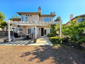 uma casa com uma pérgola branca em um pátio em Modern Residence with Mountain Views em Escondido