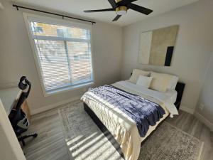 um quarto com uma cama e um ventilador de teto em Modern Residence with Mountain Views em Escondido mais 98 fotografias