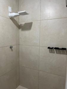 Et badeværelse på Recanto Lucena - Casa inteira