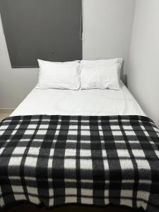 En eller flere senge i et værelse på Recanto Lucena - Casa inteira