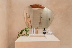 un bagno con lavandino e specchio di Dawn Villa Canggu a Canggu