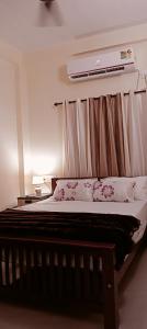 Кровать или кровати в номере Godiva apartment