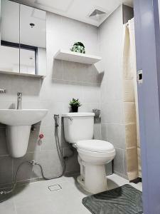 ein Badezimmer mit Toilette und Waschbecken in der Unterkunft The Purffect Nook Your home away from home in Mandaue City