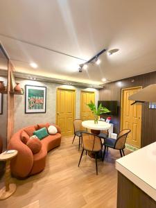 Χώρος καθιστικού στο House of Keul - 2BR cozy condo in Dumaguete with pool and free laundry for long term guests up to 4 pax