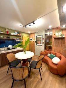 Η κουζίνα ή μικρή κουζίνα στο House of Keul - 2BR cozy condo in Dumaguete with pool and free laundry for long term guests up to 4 pax