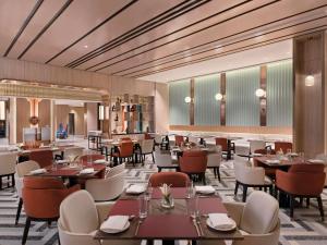 En restaurant eller et andet spisested på Mercure Kathmandu Sukedhara Heights