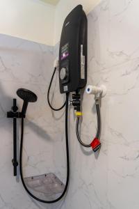 een telefoon aan een muur in een badkamer bij Margosa Ahangama in Ahangama