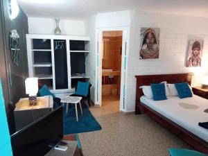 Ένα ή περισσότερα κρεβάτια σε δωμάτιο στο hôtel Oasis +3 φωτογραφίες