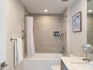 uma casa de banho com uma banheira branca e um chuveiro em Desing district, great apartment em Miami mais 38 fotografias