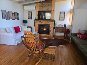 Elk Ridge - cherokee casino GSMNP في Whittier: غرفة معيشة مع أريكة ومدفأة