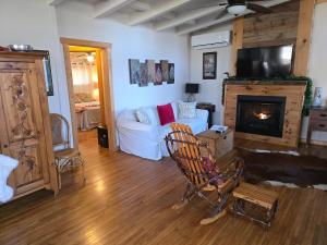 Elk Ridge - cherokee casino GSMNP في Whittier: غرفة معيشة مع أريكة بيضاء ومدفأة