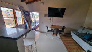 TV a/nebo společenská místnost v ubytování Apartamento céntrico en Guatapé - 2 habitaciones - 2 baños - Ideal familias