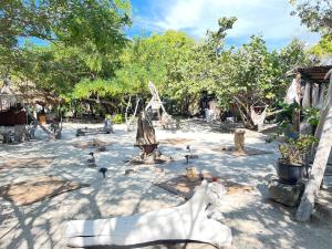 Puerto idilio beach resort في Isla Larga: مجموعة من الطيور في فناء به أشجار