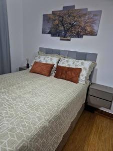 a bedroom with a bed with a tree above it at Studio completo e aconchegante com vaga de garagem in Campinas