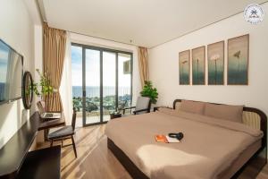 Et tv og/eller underholdning på Hoi An Beachfront Resort - Studio Apartments