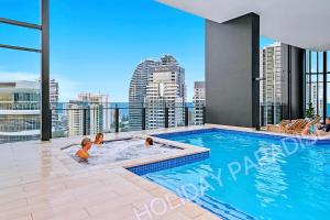 Luxury S Casino Residences Broadbeach - Holiday Paradise في غولد كوست: حمام سباحة على سطح مبنى