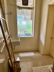 HoughtonにあるHoughton Stone Villaの洗面台と窓のあるバスルーム