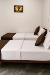 Una cama o camas en una habitación de Moonlight banquet & Hotel