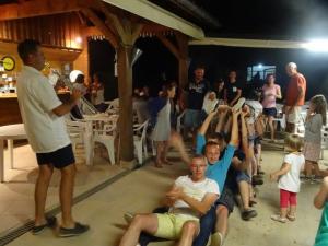 Mobil-home confortable pour 5 pers. en camping à Payrac - API-1-52-1221 في Payrac: مجموعة من الناس يشاهدون رجلاً يعزف على الساكسفون +24 صورة