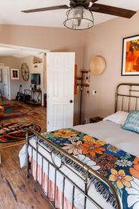 En eller flere senge i et værelse på 3BD 2BA Ranch Estate on 12 Acres