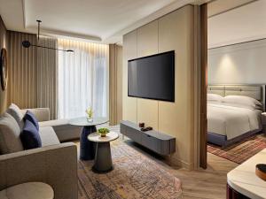 una habitación de hotel con una cama y un televisor en Fairmont Hanoi, en Hanói