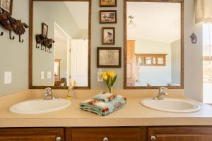 Et badeværelse på 3BD 2BA Ranch Estate on 12 Acres + 60 billeder